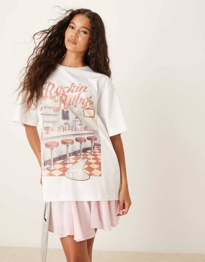 ASOS DESIGN - Oversize-T-Shirt in Creme mit amerikanischem Diner-Grafikprint-Weiß ASOS DESIGN - Oversize-T-Shirt in Creme mit amerikanischem Diner-Grafikprint-Weiß von ASOS DESIGN