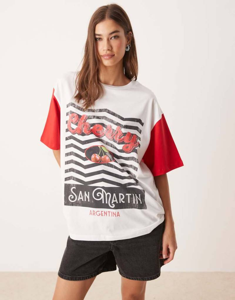 ASOS DESIGN - Oversize-T-Shirt in Creme und Rot mit Kirsch-Grafikprint-Weiß von ASOS DESIGN