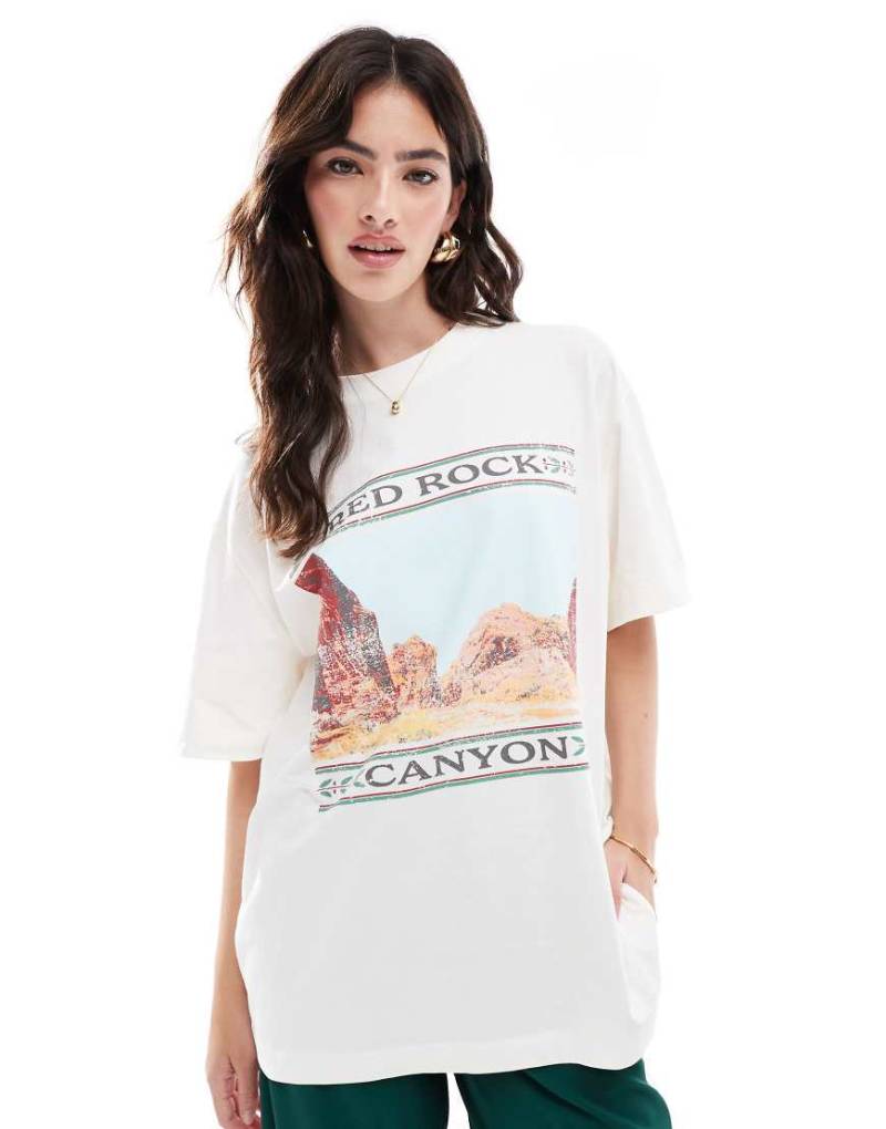 ASOS DESIGN - Oversize-T-Shirt in Cremeweiß mit „Canyon"-Grafikprint von ASOS DESIGN