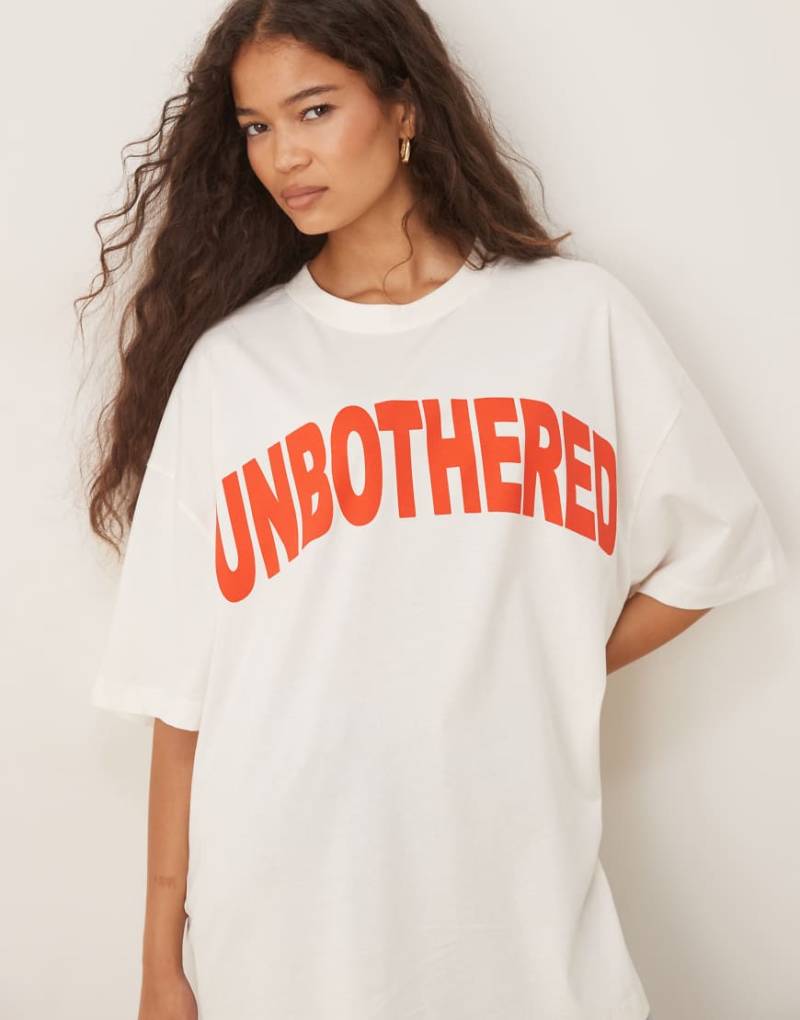 ASOS DESIGN - Oversize-T-Shirt in Cremeweiß mit „Unbothered"-Grafikslogan von ASOS DESIGN