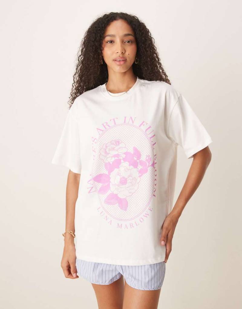 ASOS DESIGN - Oversize-T-Shirt in Cremeweiß mit Blumenprint in Flieder von ASOS DESIGN