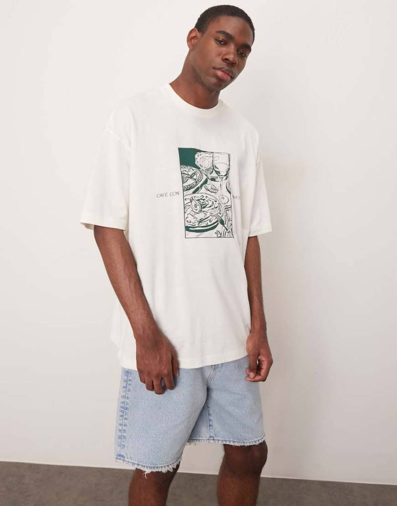 ASOS DESIGN - Oversize-T-Shirt in Cremeweiß mit Café-Print von ASOS DESIGN