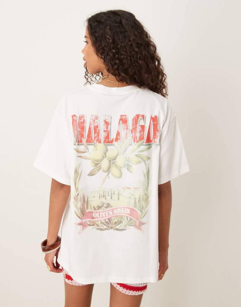 ASOS DESIGN - Oversize-T-Shirt in Cremeweiß mit Malaga-Oliven-Print von ASOS DESIGN