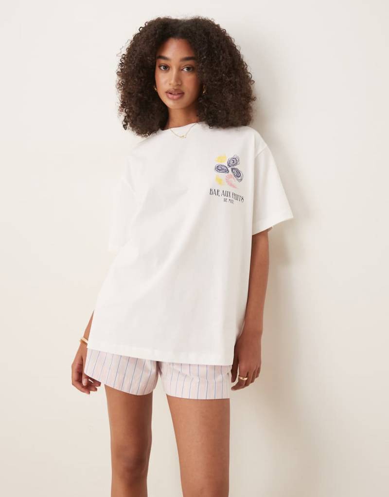ASOS DESIGN - Oversize-T-Shirt in Cremeweiß mit Meeresfrüchte-Print von ASOS DESIGN