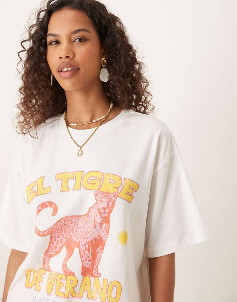ASOS DESIGN - Oversize-T-Shirt in Cremeweiß mit Tiger-Print in Rosa von ASOS DESIGN