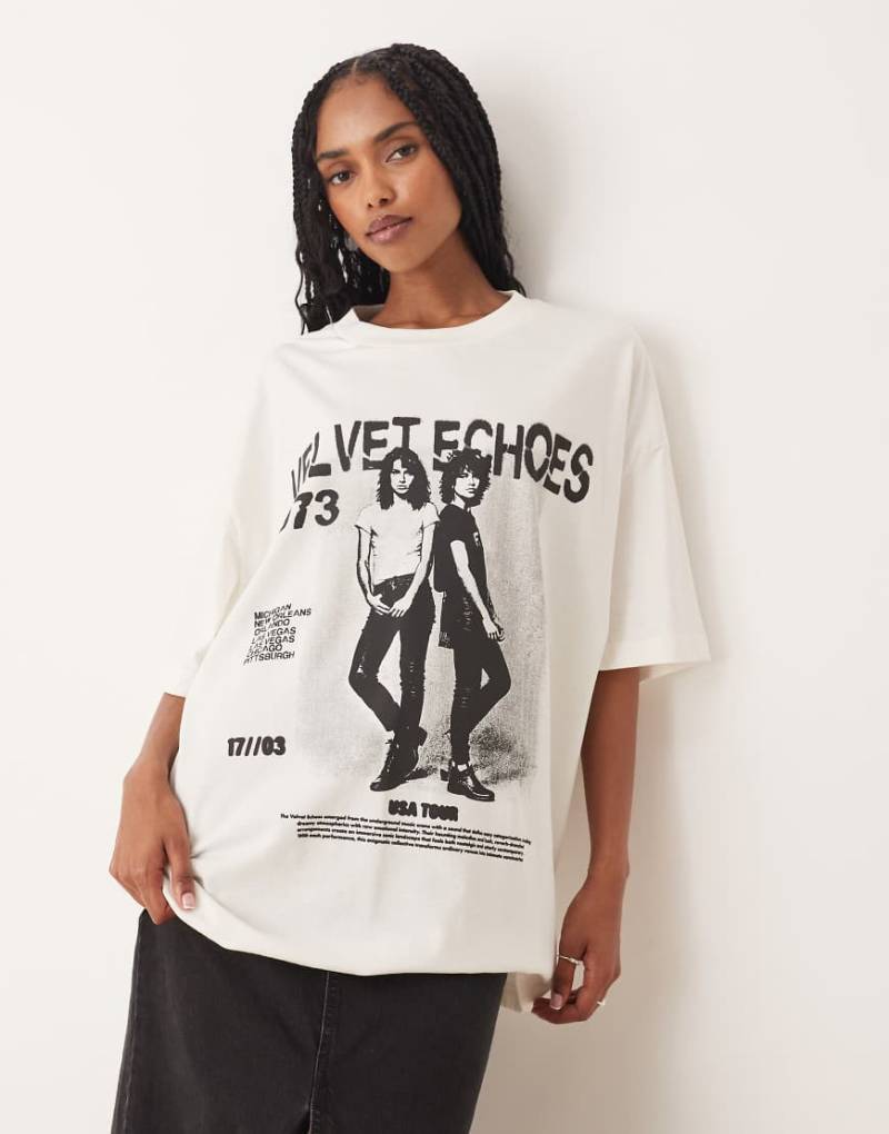 ASOS DESIGN - Oversize-T-Shirt in Cremeweiß mit Vintage-Band-Grafikprint von ASOS DESIGN