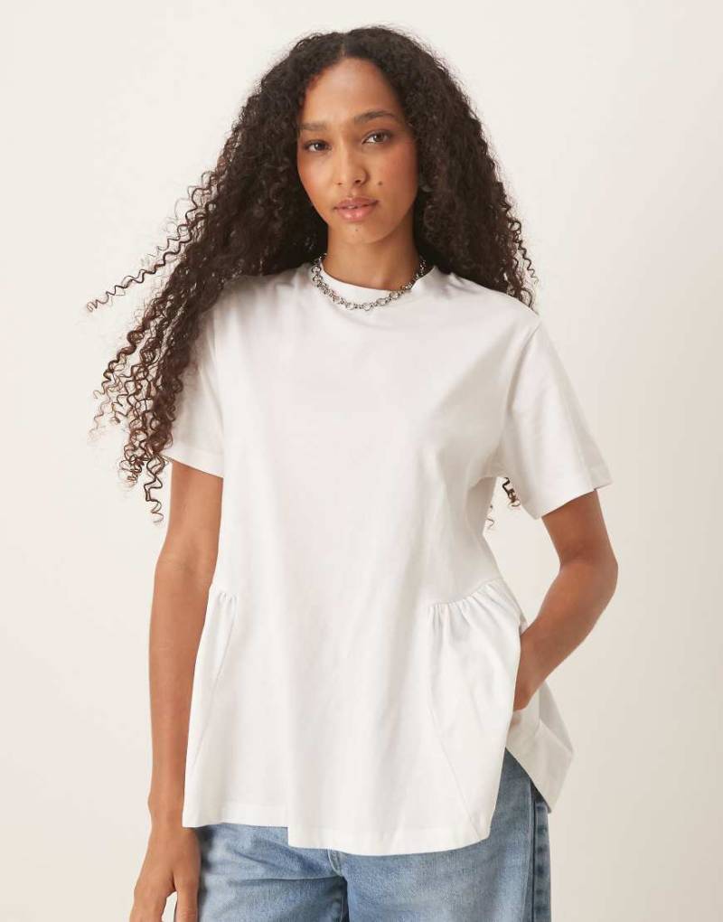 ASOS DESIGN - Oversize-T-Shirt in Cremeweiß mit gerafftem Schößchen-Detail von ASOS DESIGN