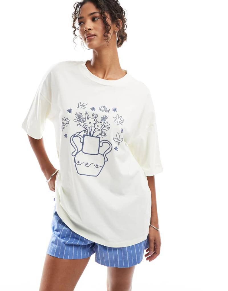 ASOS DESIGN - Oversize-T-Shirt in Cremeweiß mit gesticktem Vasenmotiv von ASOS DESIGN
