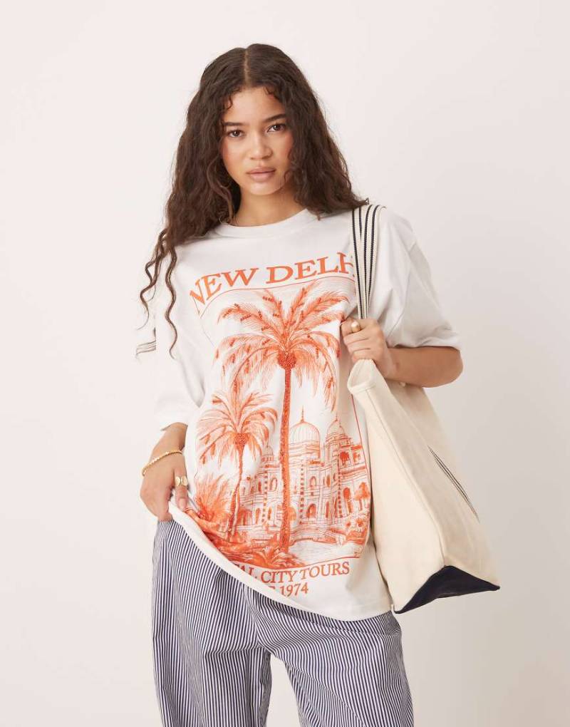 ASOS DESIGN - Oversize-T-Shirt in Cremeweiß mit verziertem „New Delhi"-Print von ASOS DESIGN