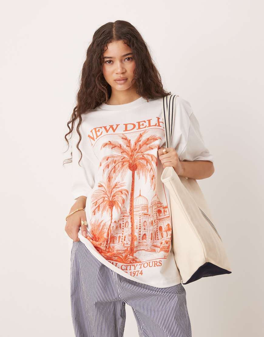 ASOS DESIGN - Oversize-T-Shirt in Cremeweiß mit verziertem „New Delhi"-Print von ASOS DESIGN