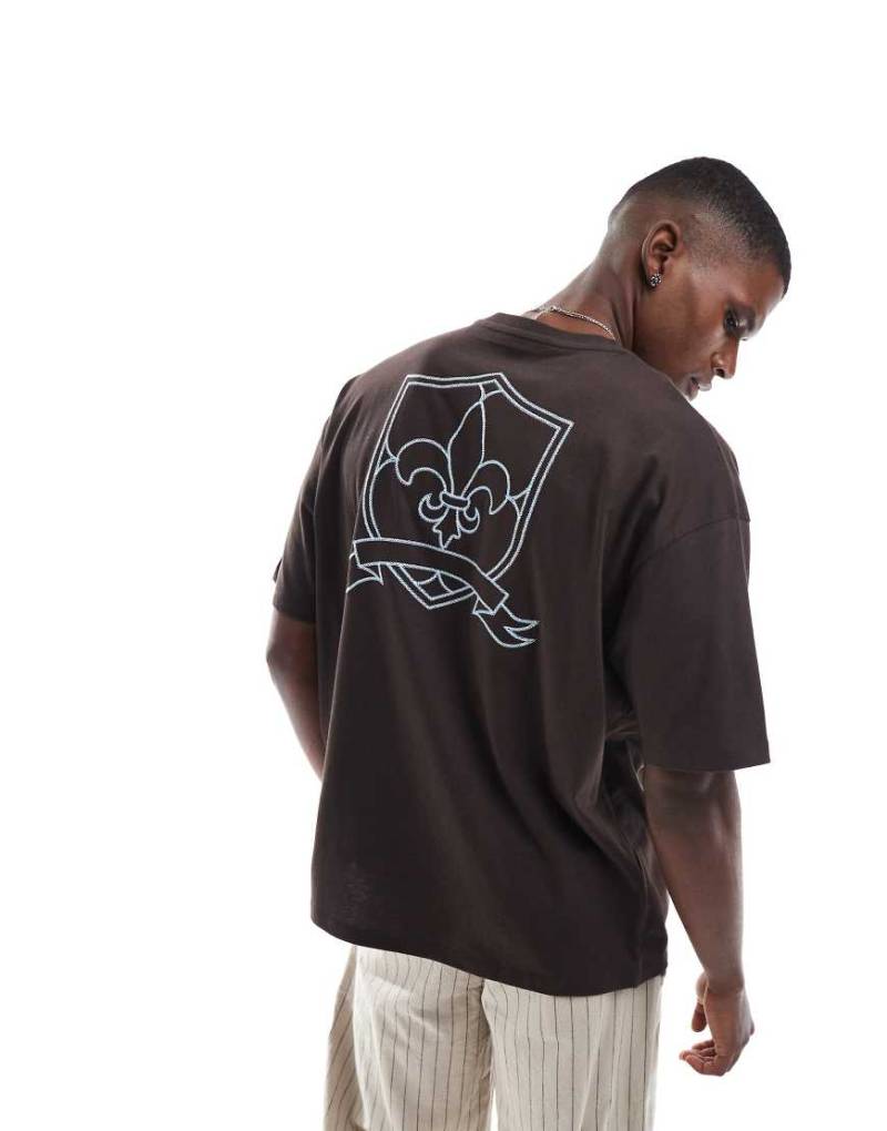 ASOS DESIGN - Oversize-T-Shirt in Dunkelbraun mit College-Stickerei von ASOS DESIGN