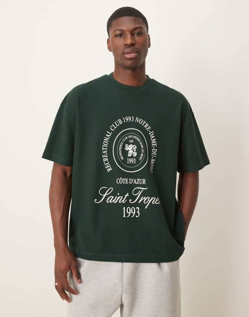 ASOS DESIGN - Schweres Oversize-T-Shirt in Dunkelgrün mit Waffelstruktur mit Citygrafik von ASOS DESIGN