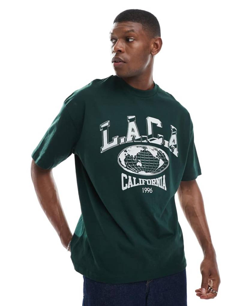 ASOS DESIGN - Oversize-T-Shirt in Dunkelgrün mit College-Print von ASOS DESIGN