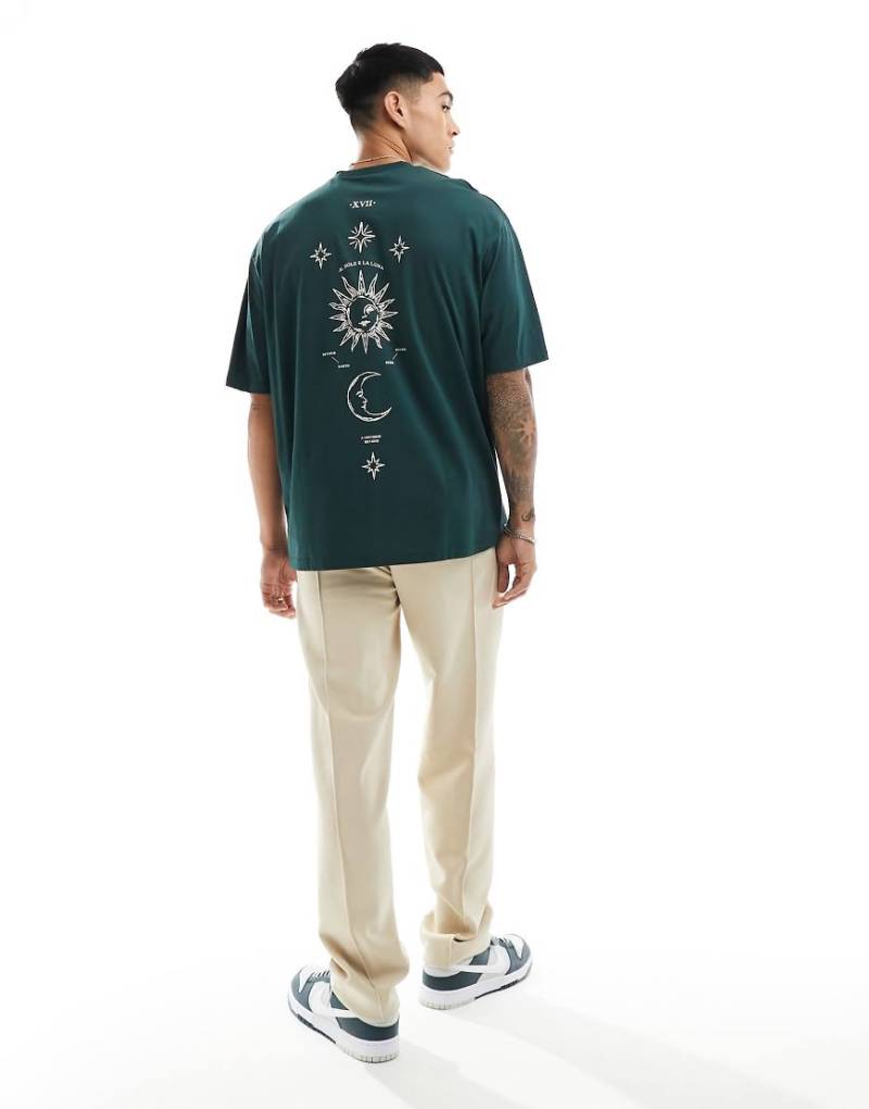 ASOS DESIGN - Oversize-T-Shirt in Dunkelgrün mit Himmelskörper-Print entlang der Wirbelsäule von ASOS DESIGN