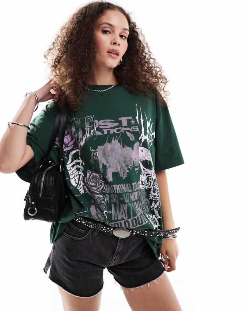 ASOS DESIGN - Oversize-T-Shirt in Dunkelgrün mit Rock-Grafik in ausgeschnittenem Design und Lochmuster von ASOS DESIGN