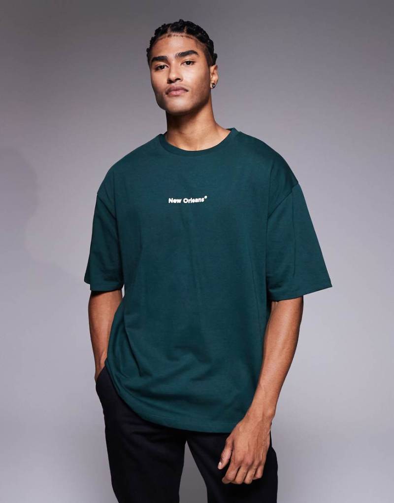 ASOS DESIGN - Oversize-T-Shirt in Dunkelgrün mit Sport-Print von ASOS DESIGN
