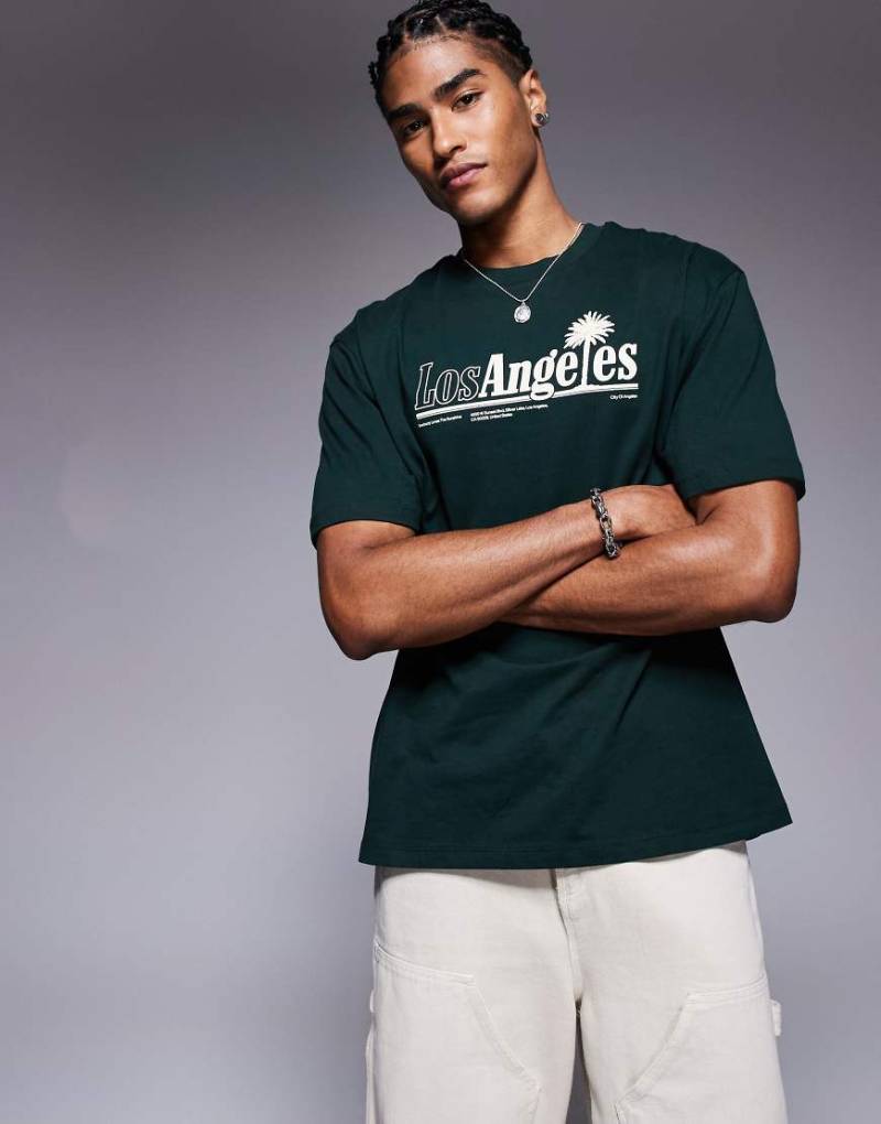 ASOS DESIGN - Oversize-T-Shirt in Dunkelgrün mit Stadtnamen-Grafik vorne ASOS DESIGN - Oversize-T-Shirt in Dunkelgrün mit Stadtnamen-Grafik vorne von ASOS DESIGN