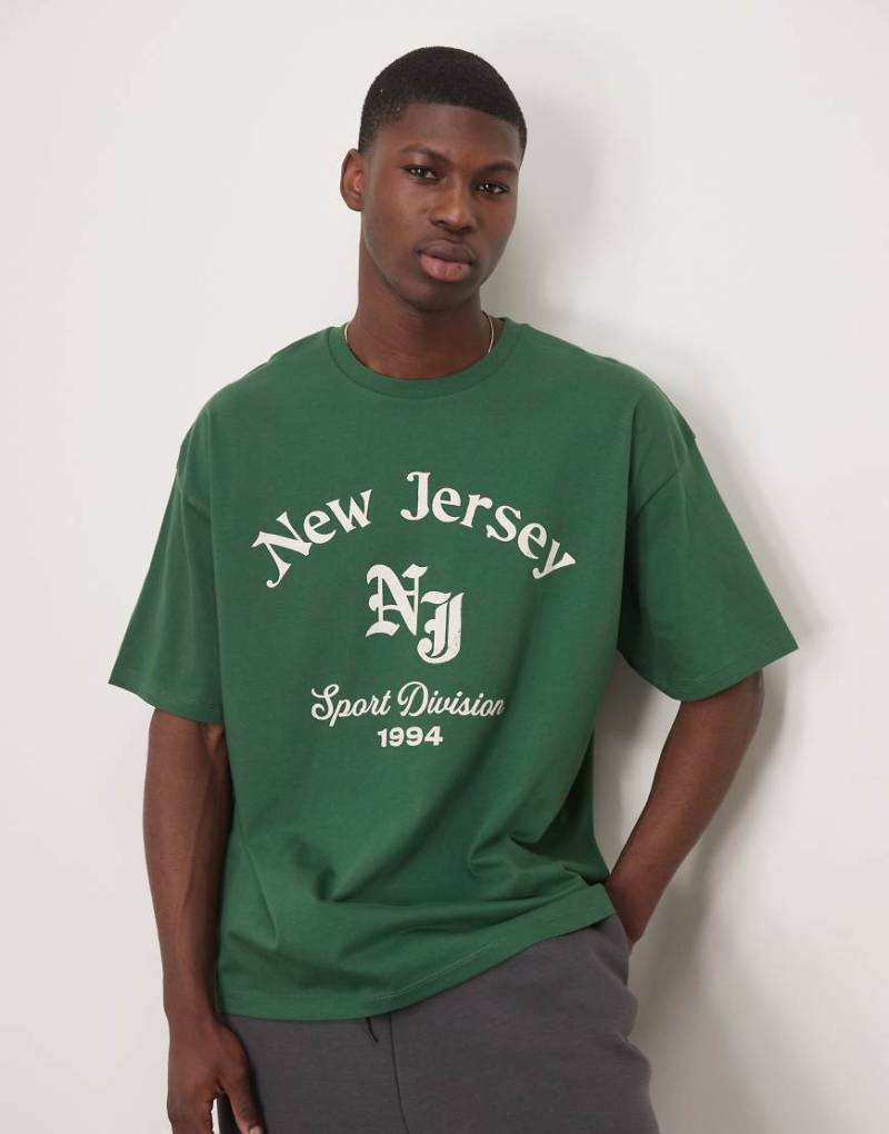 ASOS DESIGN - Oversize-T-Shirt in Dunkelgrün mit Stadtnamen-Grafik vorne von ASOS DESIGN