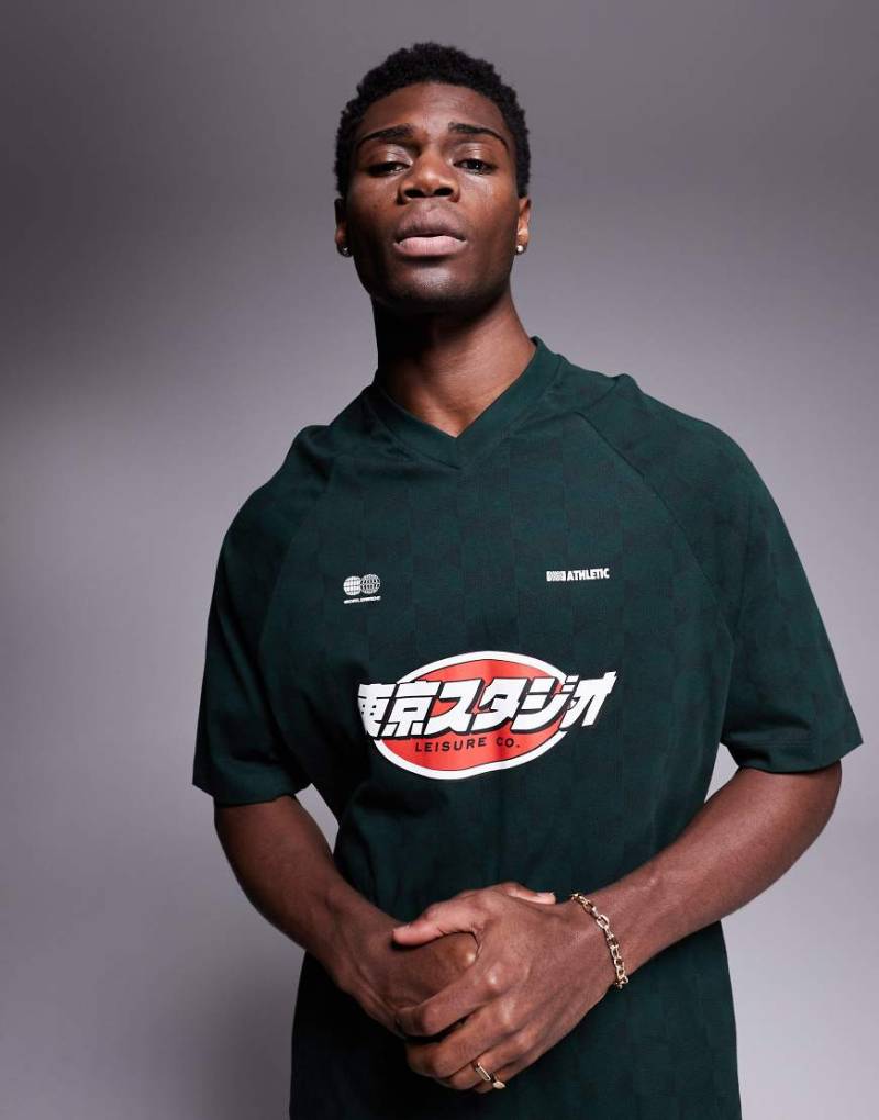 ASOS DESIGN - Oversize-T-Shirt in Dunkelgrün mit V-Ausschnitt und Sport-Print von ASOS DESIGN