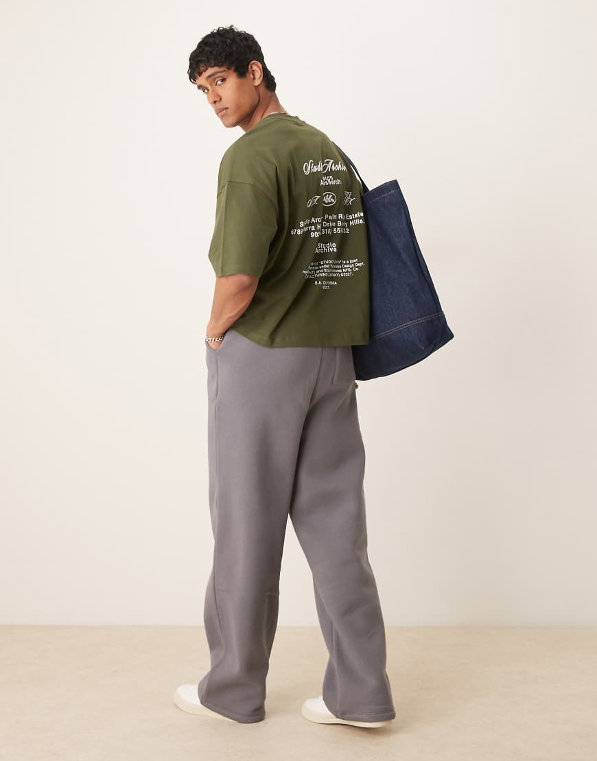 ASOS DESIGN - Oversize-T-Shirt in Dunkelgrün mit überschnittenen Schultern und Aufdruck von ASOS DESIGN