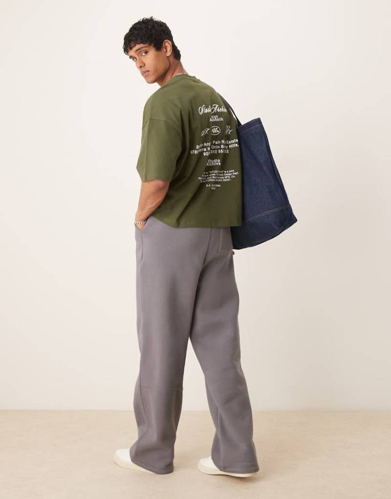 ASOS DESIGN - Oversize-T-Shirt in Dunkelgrün mit überschnittenen Schultern und Aufdruck von ASOS DESIGN