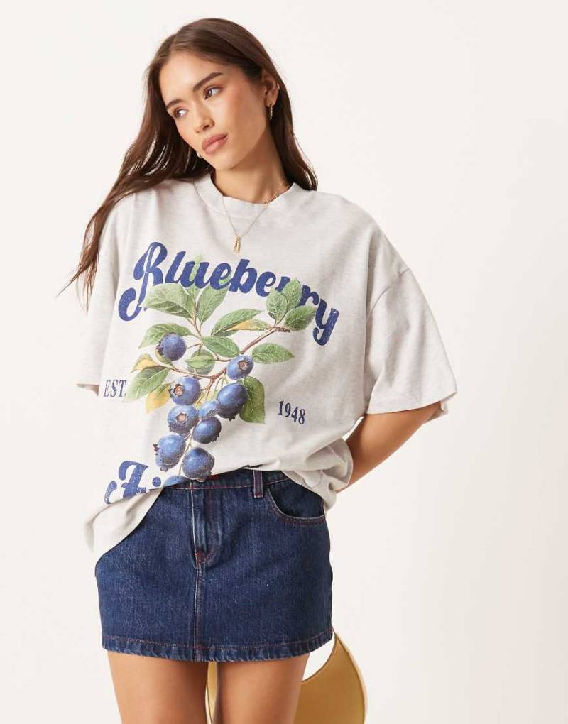 ASOS DESIGN - Oversize-T-Shirt in Eisgrau meliert mit „Blueberry fields"-Grafikprint von ASOS DESIGN