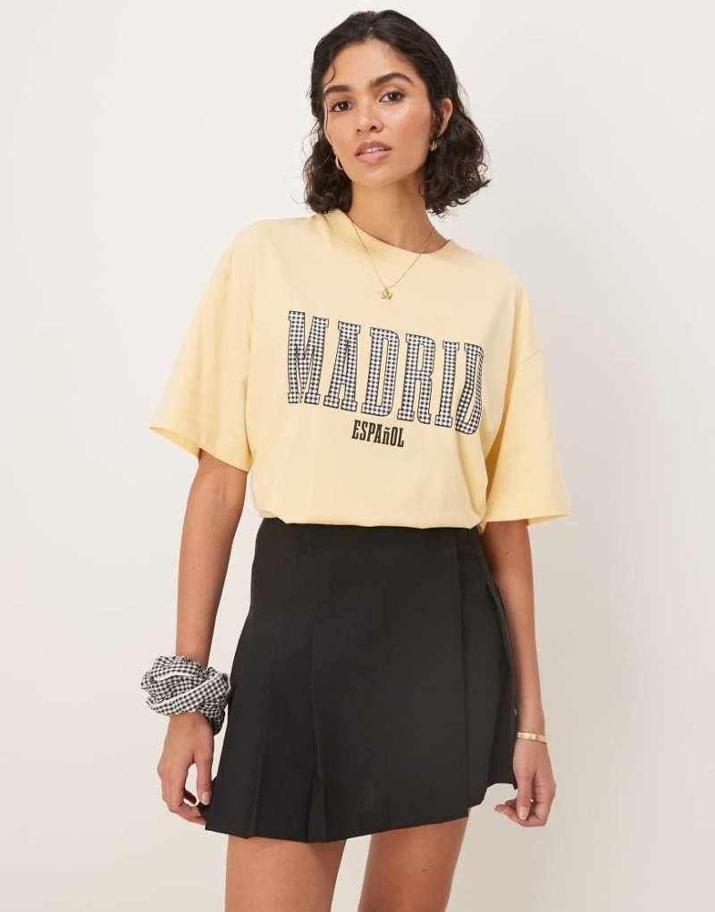 ASOS DESIGN - Oversize-T-Shirt in Gelb mit „Madrid"-Print mit schwarzem Vichy-Karo von ASOS DESIGN
