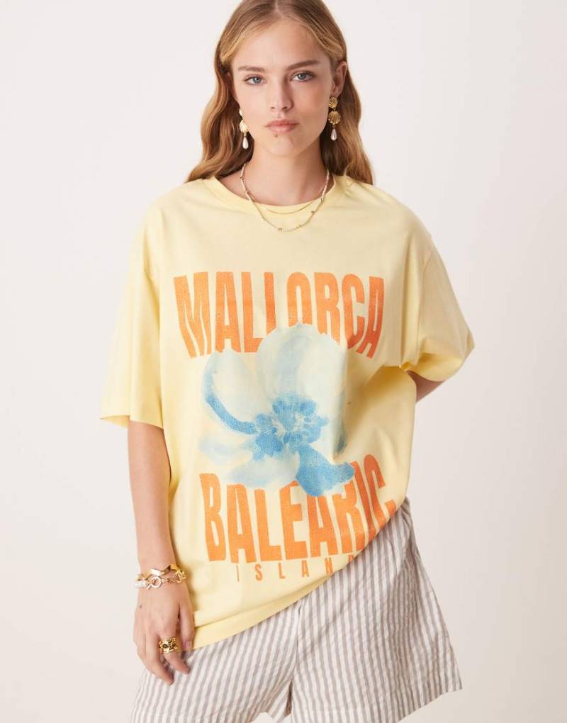 ASOS DESIGN - Oversize-T-Shirt in Gelb mit „Mallorca"-Print von ASOS DESIGN