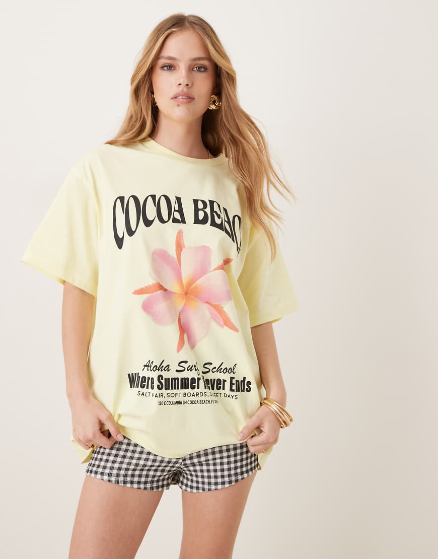 ASOS DESIGN - Oversize-T-Shirt in Gelb mit Cocoa-Strand-Print von ASOS DESIGN