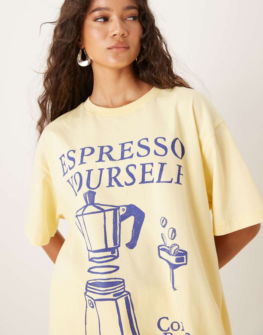 ASOS DESIGN - Oversize-T-Shirt in Gelb mit Espresso-Kaffeegrafik ASOS DESIGN - Oversize-T-Shirt in Gelb mit Espresso-Kaffeegrafik von ASOS DESIGN