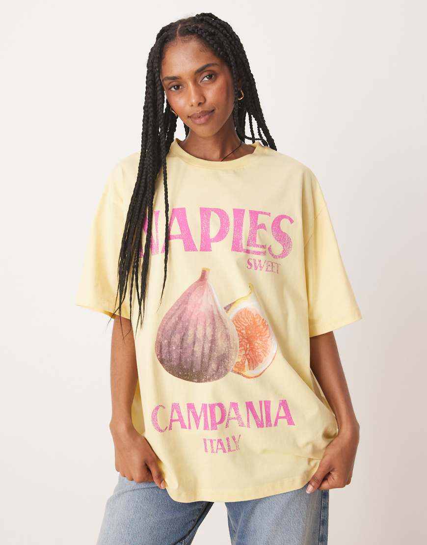 ASOS DESIGN - Oversize-T-Shirt in Gelb mit Naples-Frucht-Print ASOS DESIGN - Oversize-T-Shirt in Gelb mit Naples-Frucht-Print von ASOS DESIGN