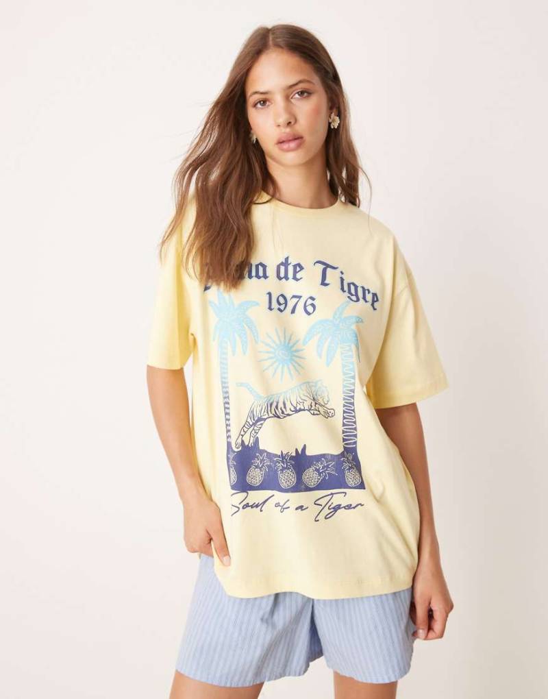 ASOS DESIGN - Oversize-T-Shirt in Gelb mit Palmen- und „Alma de Tigre"-Grafik von ASOS DESIGN