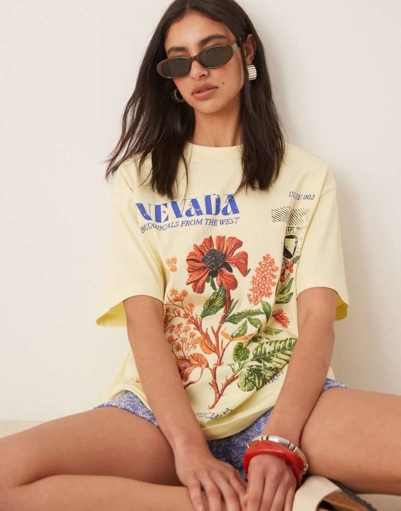 ASOS DESIGN - Oversize-T-Shirt in Gelb mit botanischem „Nevada"-Print von ASOS DESIGN