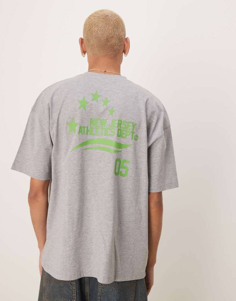 ASOS DESIGN - Oversize-T-Shirt in Grau meliert mit Sport-Grafik-Weiß von ASOS DESIGN