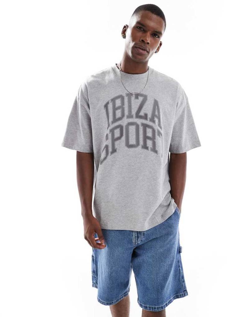 ASOS DESIGN - Oversize-T-Shirt in Grau meliert mit Sport-Grafik von ASOS DESIGN