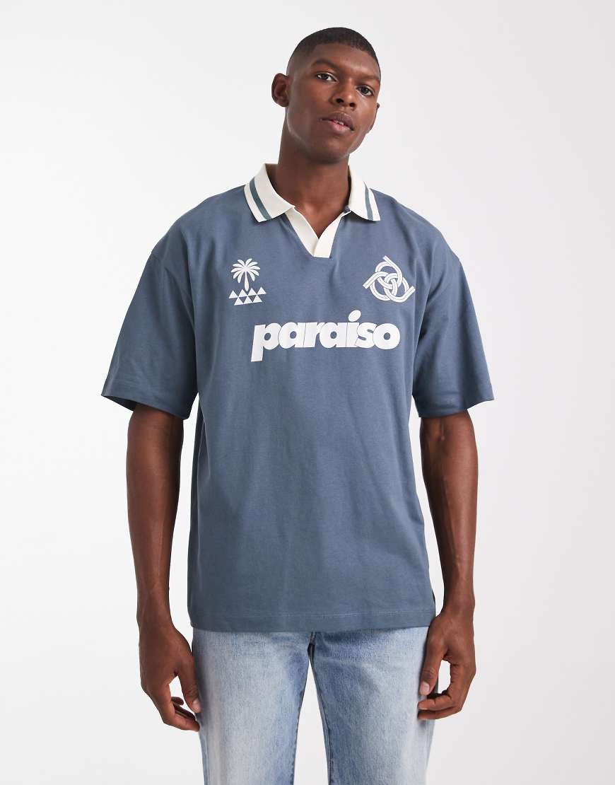 ASOS DESIGN - Oversize-T-Shirt in Grau mit „Paraiso"-Grafikprint und Polokragen von ASOS DESIGN