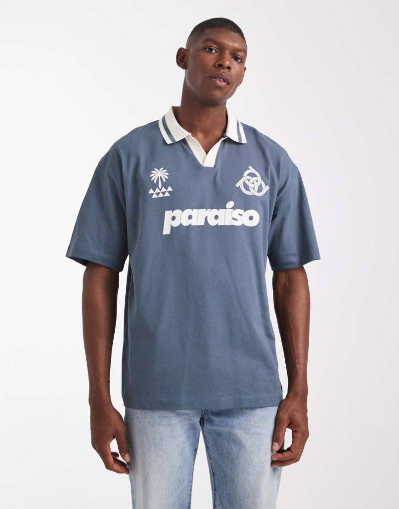 ASOS DESIGN - Oversize-T-Shirt in Grau mit „Paraiso"-Grafikprint und Polokragen von ASOS DESIGN