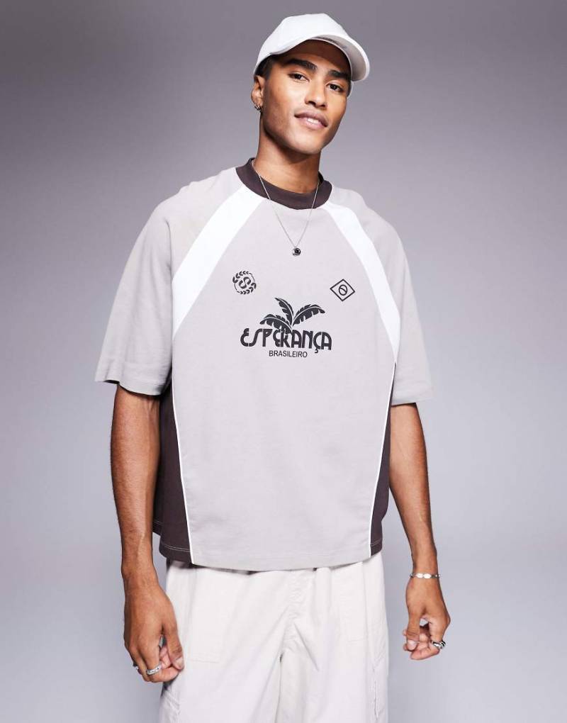ASOS DESIGN - Oversize-T-Shirt in Grau mit Sport-Print und Cut-and-Sew-Design von ASOS DESIGN