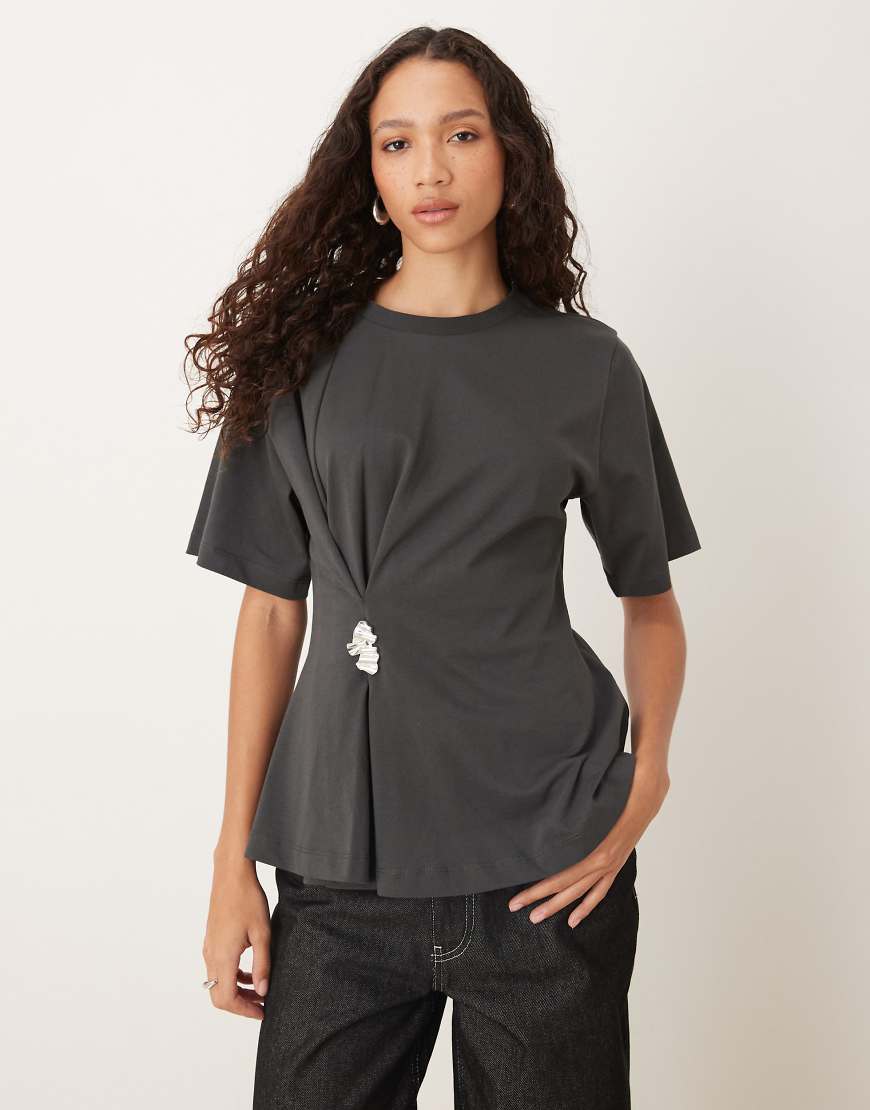 ASOS DESIGN - Oversize-T-Shirt in Grauschwarz mit raffendem Metalldetail von ASOS DESIGN