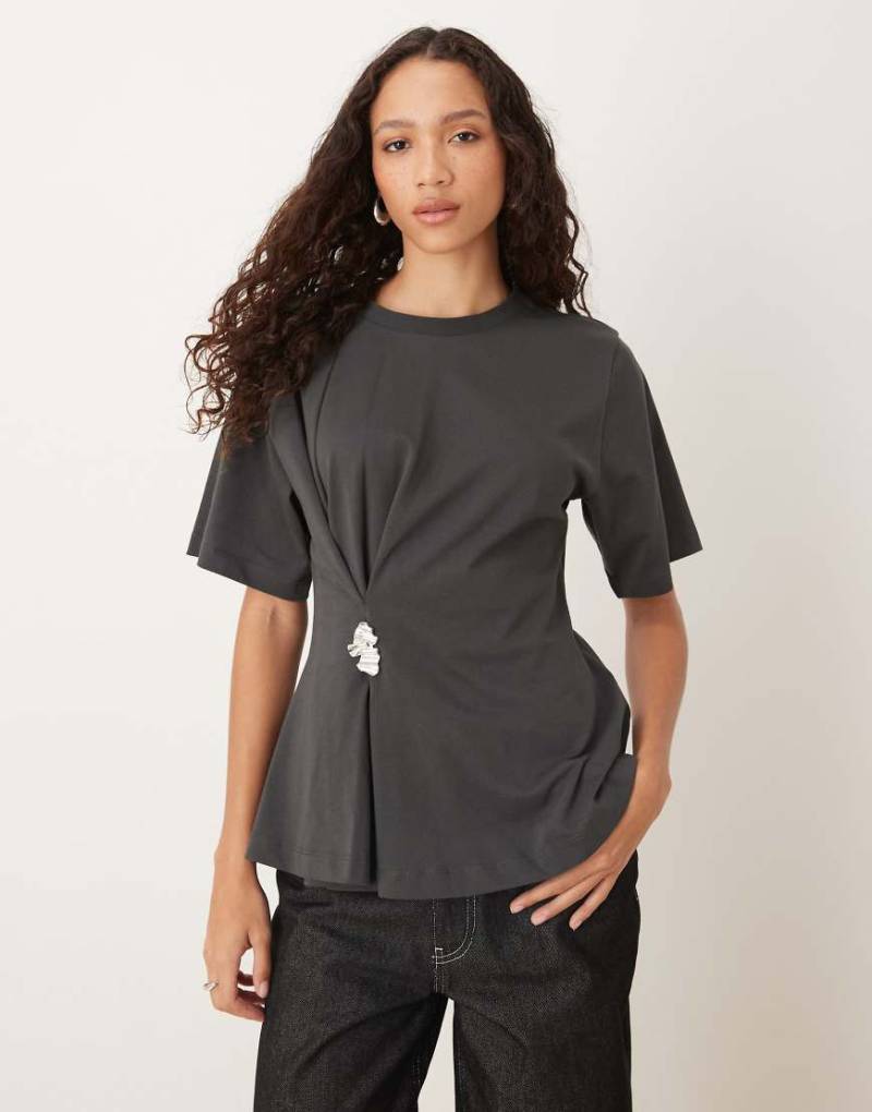ASOS DESIGN - Oversize-T-Shirt in Grauschwarz mit raffendem Metalldetail von ASOS DESIGN