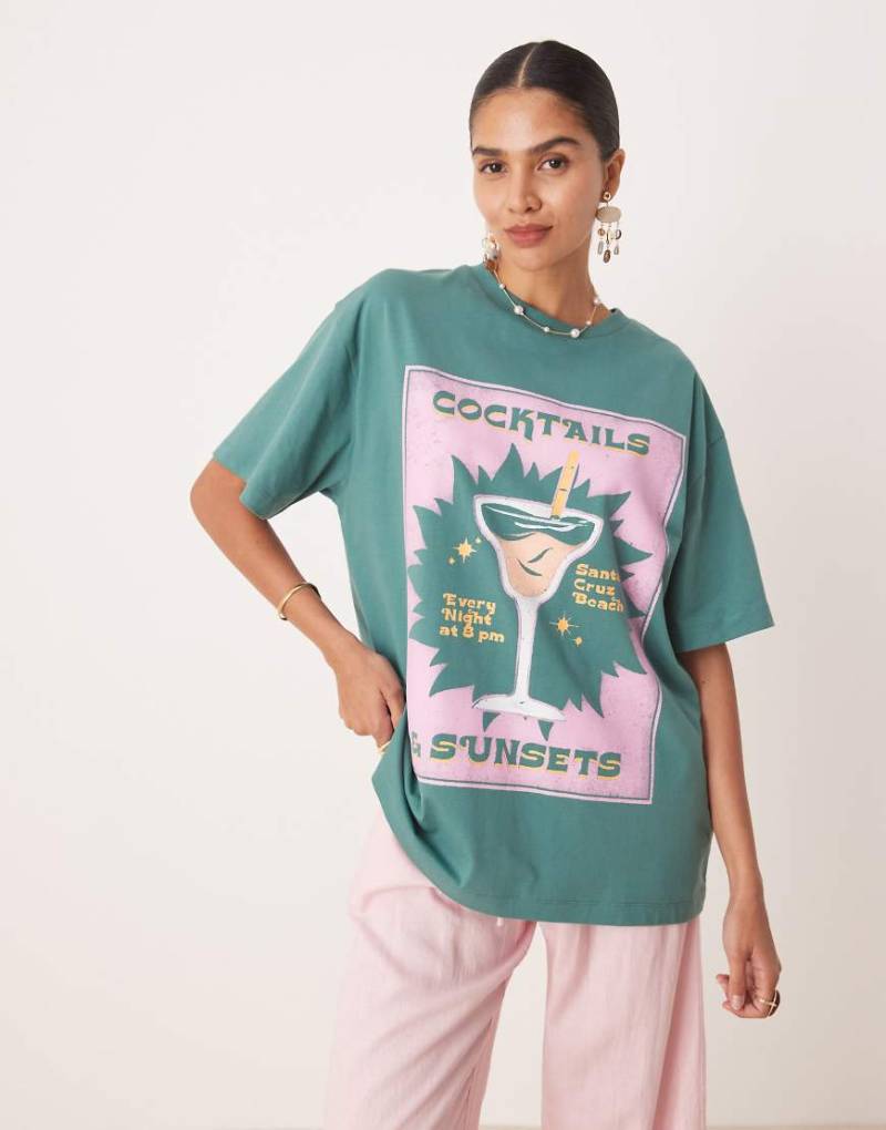 ASOS DESIGN - Oversize-T-Shirt in Grün mit „Cocktails & Sunset"-Grafikprint von ASOS DESIGN