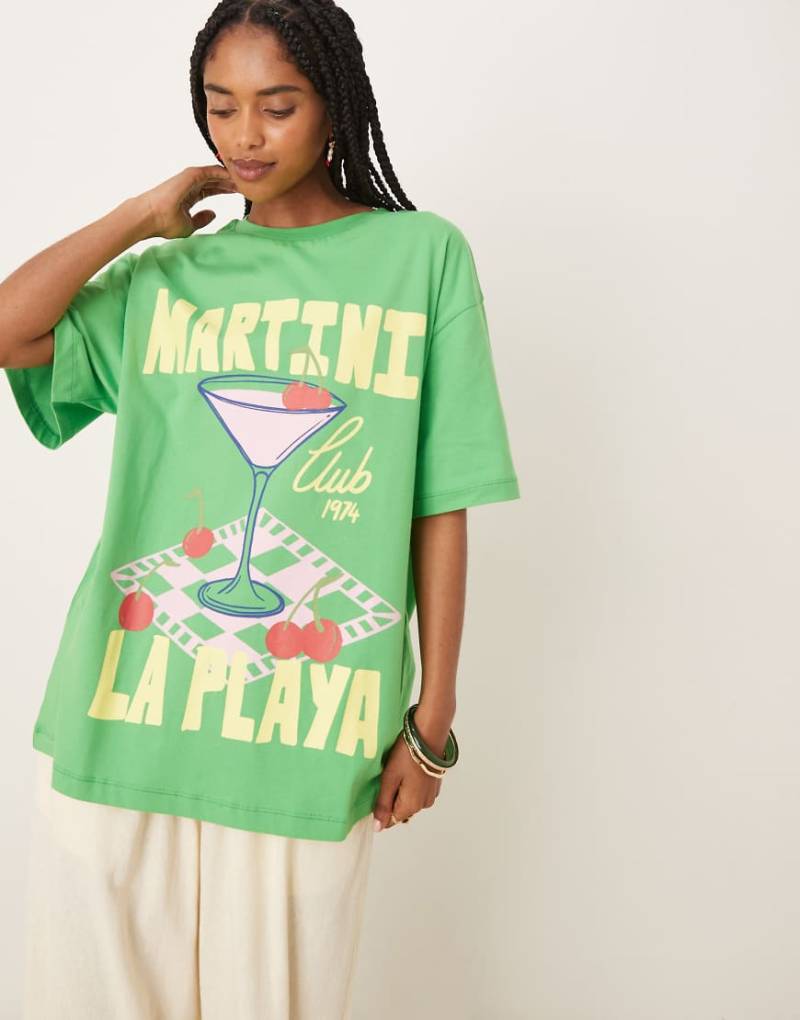 ASOS DESIGN - Oversize-T-Shirt in Grün mit „Martini Club"-Print von ASOS DESIGN