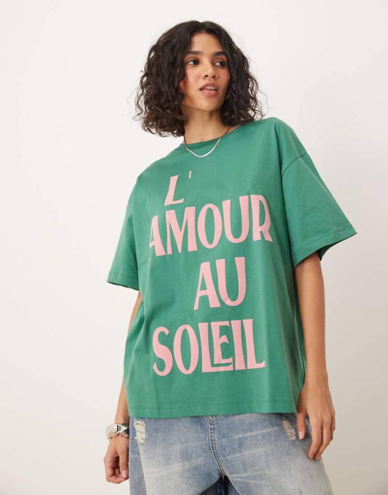 ASOS DESIGN - Oversize-T-Shirt in Grün mit „Soleil"-Grafik von ASOS DESIGN