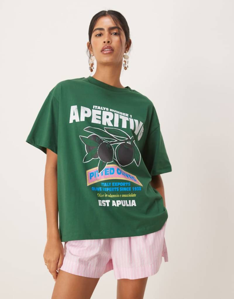 ASOS DESIGN - Oversize-T-Shirt in Grün mit Olivengrafik-Bunt von ASOS DESIGN