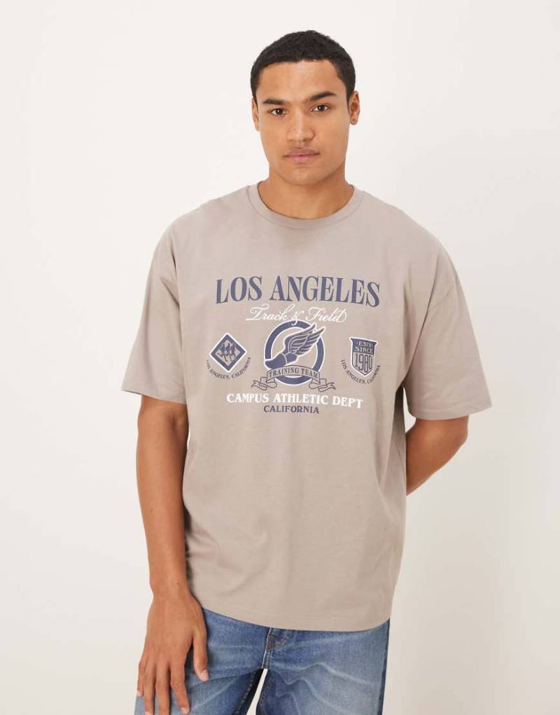 ASOS DESIGN - Oversize-T-Shirt in Hellbraun mit Sport-Grafik-Brown von ASOS DESIGN