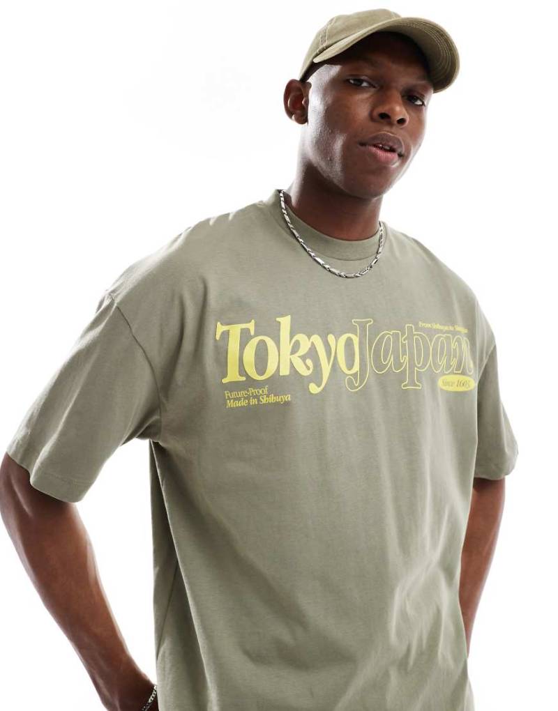 ASOS DESIGN - Oversize-T-Shirt in Hellkhaki mit City-Grafik vorne-Grün von ASOS DESIGN