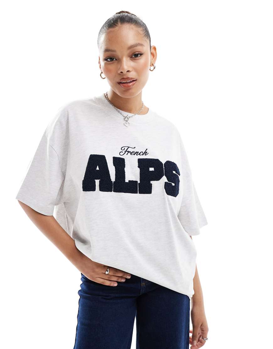 ASOS DESIGN - Oversize-T-Shirt in Kalkgrau mit „Alps"-Logoprint ASOS DESIGN - Oversize-T-Shirt in Kalkgrau mit „Alps"-Logoprint von ASOS DESIGN