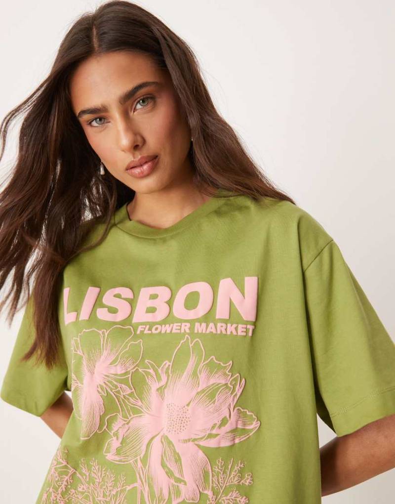 ASOS DESIGN - Oversize-T-Shirt in Khaki mit „Lisbon"-Grafikprint-Grün von ASOS DESIGN