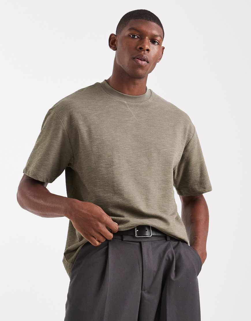 ASOS DESIGN - Oversize-T-Shirt in Khaki mit Bouclé-Struktur-Grün von ASOS DESIGN