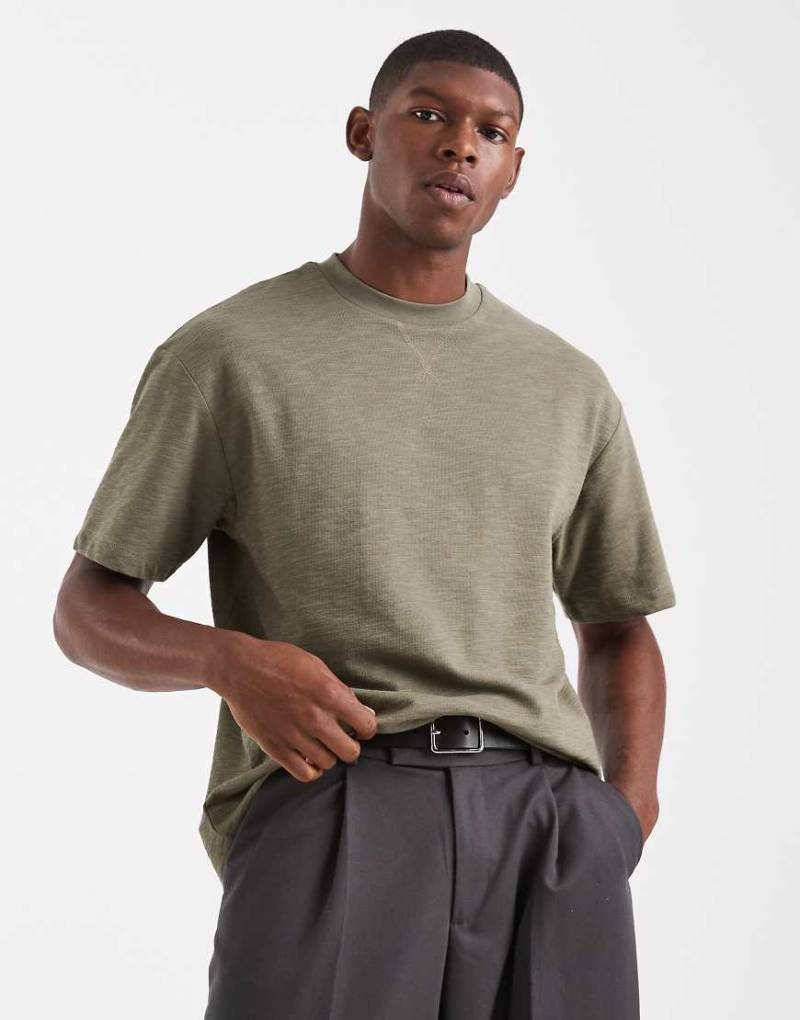 ASOS DESIGN - Oversize-T-Shirt in Khaki mit Bouclé-Struktur-Grün von ASOS DESIGN